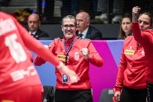 Jose Ignacio Prades Pons (Serbien, Trainer) - Jubel, Freude, Laecheln GER, Serbien - Island, Handball Weltmeisterschaft, Vorrunde, Gruppe C, 28.11.2025 GER, Serbien - Island, Handball Weltmeisterschaft, Vorrunde, Gruppe C, 28.11.2025 Stuttgart Copyright: xSandyxDinkelackerx EP_SDR