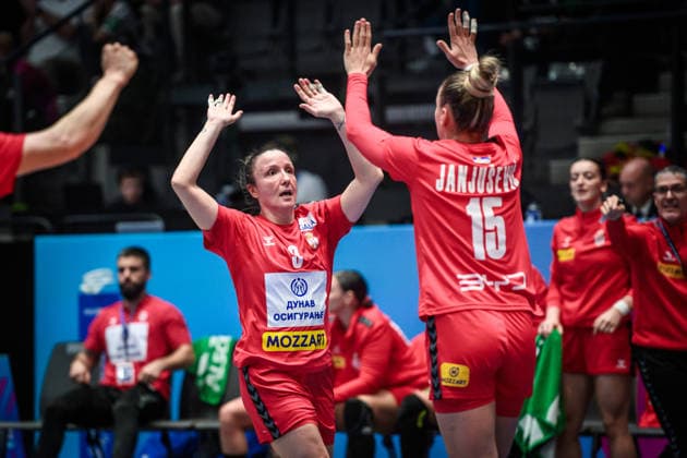 Katarina Krpez-Slezak (Serbien, 03) freut sich mit Andela Janjusevic (Serbien, 15) GER, Serbien - Island, Handball Weltmeisterschaft, Vorrunde, Gruppe C, 28.11.2025 GER, Serbien - Island, Handball Weltmeisterschaft, Vorrunde, Gruppe C, 28.11.2025 Stuttgart Copyright: xSandyxDinkelackerx EP_SDR