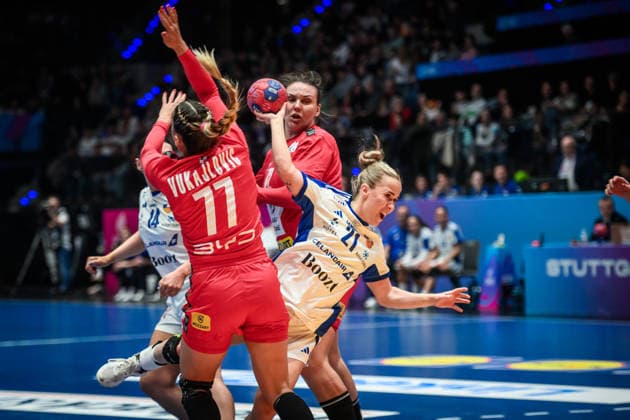 Sandra Erlingsdottir (Island, 21) setzt sich durch gegen Aleksandra Vukajlovic (Serbien, 77), li. und Dragana Cvijic (Serbien, 72), re. GER, Serbien - Island, Handball Weltmeisterschaft, Vorrunde, Gruppe C, 28.11.2025 GER, Serbien - Island, Handball Weltmeisterschaft, Vorrunde, Gruppe C, 28.11.2025 Stuttgart Copyright: xSandyxDinkelackerx EP_SDR