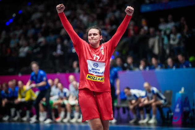 Dragana Cvijic (Serbien, 72) in Siegerpose GER, Serbien - Island, Handball Weltmeisterschaft, Vorrunde, Gruppe C, 28.11.2025 GER, Serbien - Island, Handball Weltmeisterschaft, Vorrunde, Gruppe C, 28.11.2025 Stuttgart Copyright: xSandyxDinkelackerx EP_SDR