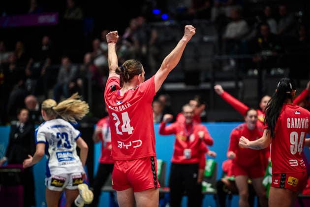 Jovana Skrobic (Serbien, 24) in Siegerpose GER, Serbien - Island, Handball Weltmeisterschaft, Vorrunde, Gruppe C, 28.11.2025 GER, Serbien - Island, Handball Weltmeisterschaft, Vorrunde, Gruppe C, 28.11.2025 Stuttgart Copyright: xSandyxDinkelackerx EP_SDR
