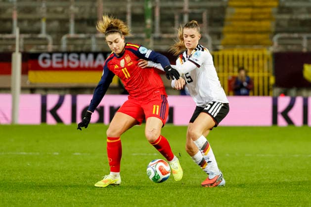 Alexia Putellas (Spanien, 11) und Selina Cerci (Deutschland, 15) im Zweikampf , Fussball Frauen, UEFA Womens Nations League 2025, Finale 1. Spiel, Deutschland vs. Spanien, 28.11.2025, Fritz-Walter-Stadion, Kaiserslautern, Deutschland Kaiserslautern Fritz-Walter-Stadion Rheinland-Pfalz Deutschland Copyright: xGrantxHubbsx