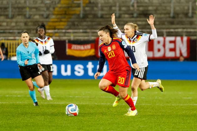Elisa Senß, Senss (Deutschland, 20) und Claudia Pina (Spanien, 20) im Laufduell , Fussball Frauen, UEFA Womens Nations League 2025, Finale 1. Spiel, Deutschland vs. Spanien, 28.11.2025, Fritz-Walter-Stadion, Kaiserslautern, Deutschland Kaiserslautern Fritz-Walter-Stadion Rheinland-Pfalz Deutschland Copyright: xGrantxHubbsx