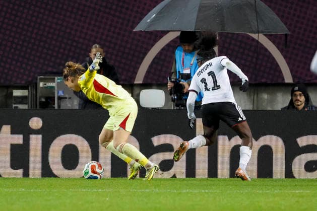 Cata Coll (Spanien, 13) und Nicole Anyomi (Deutschland, 11) im Kampf um den Ball , Fussball Frauen, UEFA Womens Nations League 2025, Finale 1. Spiel, Deutschland vs. Spanien, 28.11.2025, Fritz-Walter-Stadion, Kaiserslautern, Deutschland Kaiserslautern Fritz-Walter-Stadion Rheinland-Pfalz Deutschland Copyright: xGrantxHubbsx