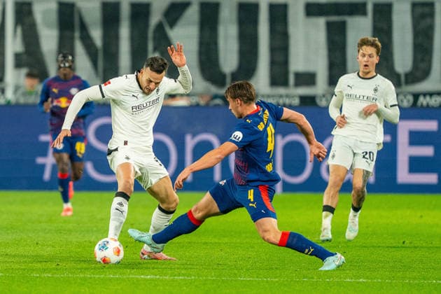Haris Tabakovic (Borussia Moenchengladbach, 15) gegen Willi Orban (RB Leipzig, 04) VfL Borussia Moenchengladbach vs. RB Leipzig, Fussball, 1. Bundesliga, 12. Spieltag, Saison 2025 2026, 28.11.2025 DFL REGULATIONS PROHIBIT ANY USE OF PHOTOGRAPHS AS IMAGE SEQUENCES AND OR QUASI-VIDEO VfL Borussia Moenchengladbach vs. RB Leipzig, Fussball, 1. Bundesliga, 12. Spieltag, Saison 2025 2026, 28.11.2025 Moenchengladbach Copyright: xEibner-Pressefoto J.xDerondeaux EP_JDU