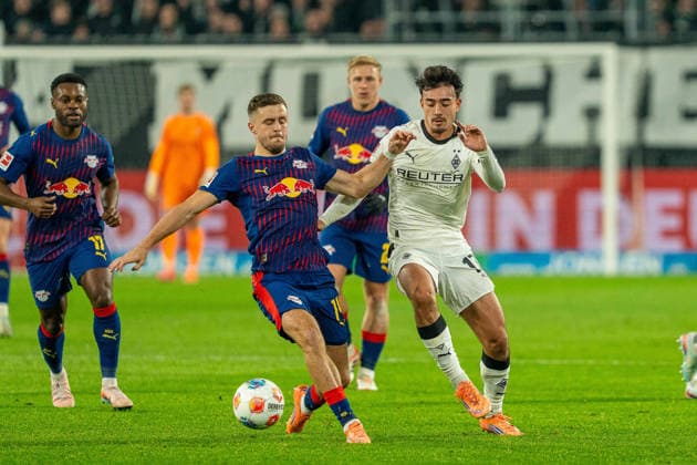 Jens Castrop (Borussia Moenchengladbach, 17) gegen Christoph Baumgartner (RB Leipzig, 14) VfL Borussia Moenchengladbach vs. RB Leipzig, Fussball, 1. Bundesliga, 12. Spieltag, Saison 2025 2026, 28.11.2025 DFL REGULATIONS PROHIBIT ANY USE OF PHOTOGRAPHS AS IMAGE SEQUENCES AND OR QUASI-VIDEO VfL Borussia Moenchengladbach vs. RB Leipzig, Fussball, 1. Bundesliga, 12. Spieltag, Saison 2025 2026, 28.11.2025 Moenchengladbach Copyright: xEibner-Pressefoto J.xDerondeaux EP_JDU