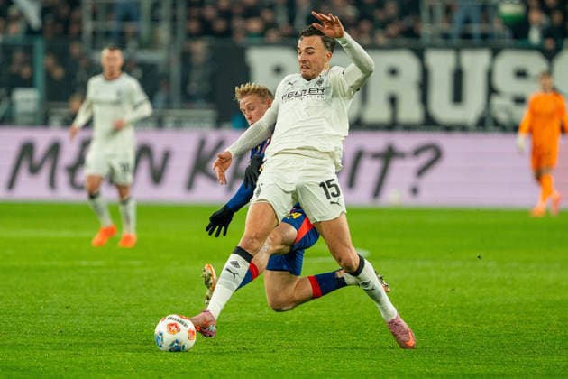 Haris Tabakovic (Borussia Moenchengladbach, 15) und Xaver Schlager (RB Leipzig, 24) VfL Borussia Moenchengladbach vs. RB Leipzig, Fussball, 1. Bundesliga, 12. Spieltag, Saison 2025 2026, 28.11.2025 DFL REGULATIONS PROHIBIT ANY USE OF PHOTOGRAPHS AS IMAGE SEQUENCES AND OR QUASI-VIDEO VfL Borussia Moenchengladbach vs. RB Leipzig, Fussball, 1. Bundesliga, 12. Spieltag, Saison 2025 2026, 28.11.2025 Moenchengladbach Copyright: xEibner-Pressefoto J.xDerondeaux EP_JDU