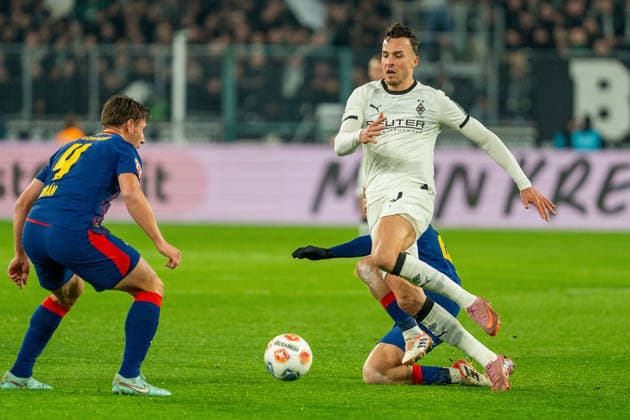 Haris Tabakovic (Borussia Moenchengladbach, 15) und Xaver Schlager (RB Leipzig, 24) VfL Borussia Moenchengladbach vs. RB Leipzig, Fussball, 1. Bundesliga, 12. Spieltag, Saison 2025 2026, 28.11.2025 DFL REGULATIONS PROHIBIT ANY USE OF PHOTOGRAPHS AS IMAGE SEQUENCES AND OR QUASI-VIDEO VfL Borussia Moenchengladbach vs. RB Leipzig, Fussball, 1. Bundesliga, 12. Spieltag, Saison 2025 2026, 28.11.2025 Moenchengladbach Copyright: xEibner-Pressefoto J.xDerondeaux EP_JDU