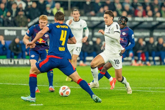 Florian Neuhaus (Borussia Moenchengladbach, 10) geht in den 16er gegen Willi Orban (RB Leipzig, 04) und Nicolas Seiwald (RB Leipzig, 13) VfL Borussia Moenchengladbach vs. RB Leipzig, Fussball, 1. Bundesliga, 12. Spieltag, Saison 2025 2026, 28.11.2025 DFL REGULATIONS PROHIBIT ANY USE OF PHOTOGRAPHS AS IMAGE SEQUENCES AND OR QUASI-VIDEO VfL Borussia Moenchengladbach vs. RB Leipzig, Fussball, 1. Bundesliga, 12. Spieltag, Saison 2025 2026, 28.11.2025 Moenchengladbach Copyright: xEibner-Pressefoto J.xDerondeaux EP_JDU