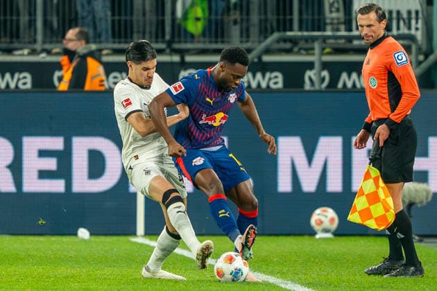 Zweikampf zwischen Ridle Baku (RB Leipzig, 17) und Kevin Diks (Borussia Moenchengladbach, 04) VfL Borussia Moenchengladbach vs. RB Leipzig, Fussball, 1. Bundesliga, 12. Spieltag, Saison 2025 2026, 28.11.2025 DFL REGULATIONS PROHIBIT ANY USE OF PHOTOGRAPHS AS IMAGE SEQUENCES AND OR QUASI-VIDEO VfL Borussia Moenchengladbach vs. RB Leipzig, Fussball, 1. Bundesliga, 12. Spieltag, Saison 2025 2026, 28.11.2025 Moenchengladbach Copyright: xEibner-Pressefoto J.xDerondeaux EP_JDU