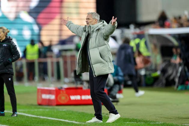 Bundestrainer Christian Wueck (Germany) gestikuliert, UEFA Women s Nations League 2025 Final First Leg, Germany v Spain, Fritz-Walter-Stadion am 28. November 2025 in Kaiserslautern, Deutschland. (Foto von Marco Steinbrenner DeFodi Images) Bundestrainer Christian Wueck (Germany) gestures, UEFA Women s Nations League 2025 Final First Leg, Germany v Spain, Fritz-Walter-Stadion, November 28, 2025 in Kaiserslautern, Germany. (Photo by Marco Steinbrenner DeFodi Images)
