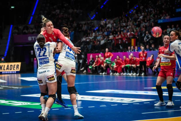 Andela Janjusevic (Serbien, 15) setzt sich durch gegen Elin Rosa Magnusdottir (Island, 22) und Matthildur Lilja Jonsdottir (Island, 43) GER, Serbien - Island, Handball Weltmeisterschaft, Vorrunde, Gruppe C, 28.11.2025 GER, Serbien - Island, Handball Weltmeisterschaft, Vorrunde, Gruppe C, 28.11.2025 Stuttgart Copyright: xSandyxDinkelackerx EP_SDR