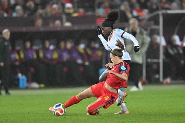 Kaiserslautern, Fritz-Walter-Stadion, 28.11.25, GER, Frauen, UEFA Women s Nations Leaugue, Finale 2025, Deutschland - Spanien Bild: Irene Paredes (Spain , Spanien, 4) klärt vor Nicole Anyomi ( Deutschland,11 ) UEFA regulations prohibit any use of photographs as image sequences and or quasi-video. Rheinland-Pfalz Deutschland