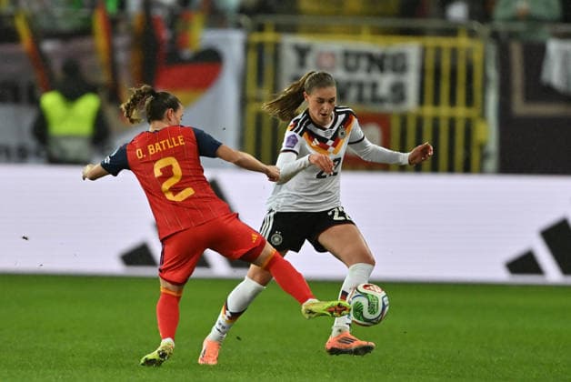 Kaiserslautern, Fritz-Walter-Stadion, 28.11.25, GER, Frauen, UEFA Women s Nations Leaugue, Finale 2025, Deutschland - Spanien Bild: Zweikampf, Spielszene, Duell, duel, tackle, tackling, Dynamik, Action, Ona Batlle (Spain , Spanien, 2) und Jule Brand (Deutschland,22 ) UEFA regulations prohibit any use of photographs as image sequences and or quasi-video. Rheinland-Pfalz Deutschland