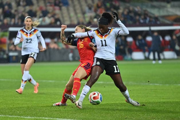Kaiserslautern, Fritz-Walter-Stadion, 28.11.25, GER, Frauen, UEFA Women s Nations Leaugue, Finale 2025, Deutschland - Spanien Bild: Zweikampf, Spielszene, Duell, duel, tackle, tackling, Dynamik, Action, Mapi Leon (Spain , Spanien, 16) Nicole Anyomi ( Deutschland,11 ) UEFA regulations prohibit any use of photographs as image sequences and or quasi-video. Rheinland-Pfalz Deutschland