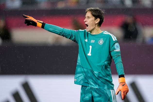 Ann-Katrin Berger (Torwart, Torhüterin, DFB-Frauen, 1), gibt Anweisungen, gestikuliert, mit den Armen gestikulieren, Einzelbild, Einzelfoto, Aktion, Action, 28.11.2025, Kaiserslautern (Deutschland), Fussball, UEFA Women s Nations League, Finale, Hinspiel, Deutschland - Spanien, THE EVENT REGULATIONS PROHIBIT ANY USE OF PHOTOGRAPHS AS IMAGE SEQUENCES AND OR QUASI-VIDEO.