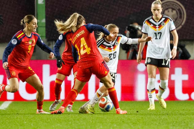 Laia Aleixandri (Spanien, 14) und Elisa Senß, Senss (Deutschland, 20) im Zweikampf , Fussball Frauen, UEFA Womens Nations League 2025, Finale 1. Spiel, Deutschland vs. Spanien, 28.11.2025, Fritz-Walter-Stadion, Kaiserslautern, Deutschland Kaiserslautern Fritz-Walter-Stadion Rheinland-Pfalz Deutschland Copyright: xGrantxHubbsx