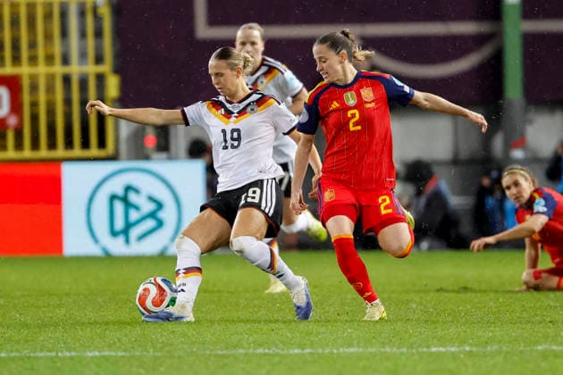 Klara Bühl, Buhl (Deutschland, 19) und Ona Batlle (Spanien, 02) im Zweikampf , Fussball Frauen, UEFA Womens Nations League 2025, Finale 1. Spiel, Deutschland vs. Spanien, 28.11.2025, Fritz-Walter-Stadion, Kaiserslautern, Deutschland Kaiserslautern Fritz-Walter-Stadion Rheinland-Pfalz Deutschland Copyright: xGrantxHubbsx