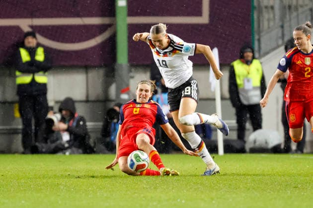 Mariona Caldentey (Spanien, 08) und Klara Bühl, Buhl (Deutschland, 19) im Kampf um den Ball , Fussball Frauen, UEFA Womens Nations League 2025, Finale 1. Spiel, Deutschland vs. Spanien, 28.11.2025, Fritz-Walter-Stadion, Kaiserslautern, Deutschland Kaiserslautern Fritz-Walter-Stadion Rheinland-Pfalz Deutschland Copyright: xGrantxHubbsx