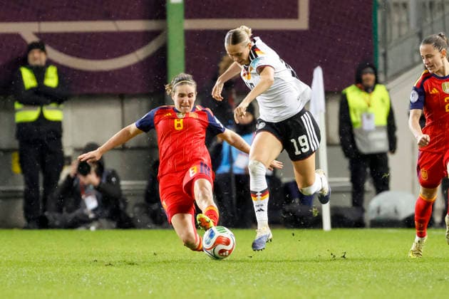 Mariona Caldentey (Spanien, 08) und Klara Bühl, Buhl (Deutschland, 19) im Kampf um den Ball , Fussball Frauen, UEFA Womens Nations League 2025, Finale 1. Spiel, Deutschland vs. Spanien, 28.11.2025, Fritz-Walter-Stadion, Kaiserslautern, Deutschland Kaiserslautern Fritz-Walter-Stadion Rheinland-Pfalz Deutschland Copyright: xGrantxHubbsx