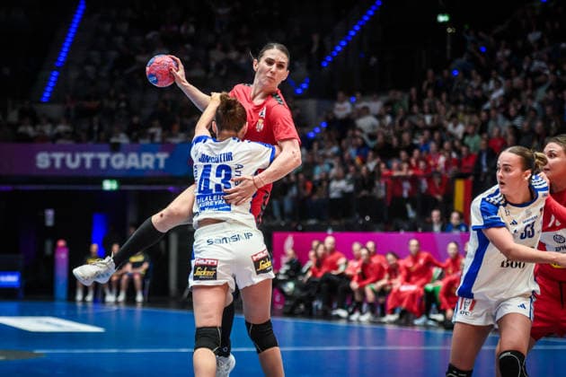 Jovana Skrobic (Serbien, 24) vs. Matthildur Lilja Jonsdottir (Island, 43) GER, Serbien - Island, Handball Weltmeisterschaft, Vorrunde, Gruppe C, 28.11.2025 GER, Serbien - Island, Handball Weltmeisterschaft, Vorrunde, Gruppe C, 28.11.2025 Stuttgart Copyright: xSandyxDinkelackerx EP_SDR