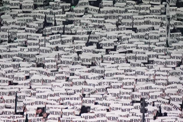 Deutschland: Fussball Bundesliga 2025 26, 12. Spieltag - Borussia Mönchengladbach vs RB Leipzig - Borussia-Park (Mönchengladbach): Fanblock Gladbach, massives Protestbild, tausende hochgehaltene Schilder Nein Innenministerkonferenz Innenminister, großes Banner quer über den Block, politische Fanaktion, geschlossene Choreo, volle Nordkurve, grüne Stadionbeleuchtung, Spielszene vor der Kurve, öffentliche Debatte, Fankultur, Bundesliga-Atmosphäre. Mönchengladbach Nordrhein-Westfalen Deutschland Copyright: xJOERANxSTEINSIEKx
