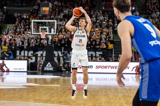 GER, FIBA Basketball World Cup 2027, European Qualifiers, Deutschland-Israel. 28.11.2025, Ratiopharm Arena, Neu-Ulm, GER, FIBA Basketball World Cup 2027, European Qualifiers, Deutschland-Israel. Justus Hollatz (Deutschland, No21) Â Foto: Alexander Trienitz Neu-Ulm Ratiopharm Arena Bayern Deutschland