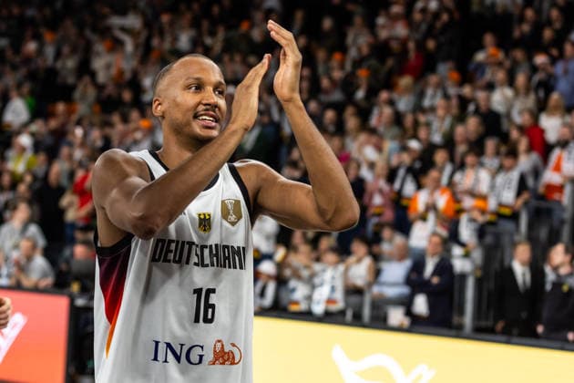 GER, FIBA Basketball World Cup 2027, European Qualifiers, Deutschland-Israel. 28.11.2025, Ratiopharm Arena, Neu-Ulm, GER, FIBA Basketball World Cup 2027, European Qualifiers, Deutschland-Israel. Louis Olinde (Deutschland, No16) bedankt sich bei den Fans  Foto: Alexander Trienitz Neu-Ulm Ratiopharm Arena Bayern Deutschland