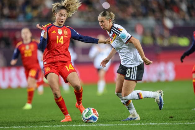 GER, Kaiserslautern, Deutschland vs Spanien, Länderspiel, Fussball, UEFA, Spielzeit 2025 2026, Womens Nations League, Fritz-Walter-Stadion, Finale, Hinspiel im Bild v.l.: Laia Aleixandri (Spanien 14), Klara Bühl (Deutschland 19) DFB DFL REGULATIONS PROHIBIT ANY USE OF PHOTOGRAPHS AS IMAGE SEQUENCES AND OR QUASI-VIDEO, 28.11.2025 Copyright: HMBxMedia HendrikxHamelau