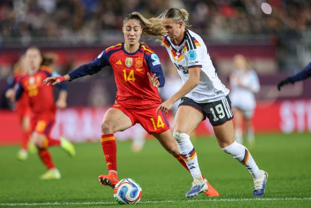 GER, Kaiserslautern, Deutschland vs Spanien, Länderspiel, Fussball, UEFA, Spielzeit 2025 2026, Womens Nations League, Fritz-Walter-Stadion, Finale, Hinspiel im Bild v.l.: Laia Aleixandri (Spanien 14), Klara Bühl (Deutschland 19) DFB DFL REGULATIONS PROHIBIT ANY USE OF PHOTOGRAPHS AS IMAGE SEQUENCES AND OR QUASI-VIDEO, 28.11.2025 Copyright: HMBxMedia HendrikxHamelau