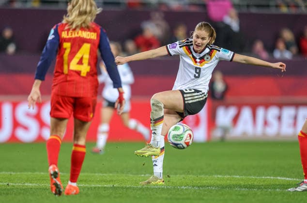 GER, Kaiserslautern, Deutschland vs Spanien, Länderspiel, Fussball, UEFA, Spielzeit 2025 2026, Womens Nations League, Fritz-Walter-Stadion, Finale, Hinspiel im Bild: Schuss Sjoeke Nüsken (Deutschland 9) DFB DFL REGULATIONS PROHIBIT ANY USE OF PHOTOGRAPHS AS IMAGE SEQUENCES AND OR QUASI-VIDEO, 28.11.2025 Copyright: HMBxMedia HendrikxHamelau