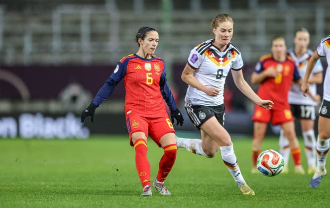 GER, Kaiserslautern, Deutschland vs Spanien, Länderspiel, Fussball, UEFA, Spielzeit 2025 2026, Womens Nations League, Fritz-Walter-Stadion, Finale, Hinspiel im Bild v.l.: Aitana Bonmati (Spanien 6), Sjoeke Nüsken (Deutschland 9), Zweikampf DFB DFL REGULATIONS PROHIBIT ANY USE OF PHOTOGRAPHS AS IMAGE SEQUENCES AND OR QUASI-VIDEO, 28.11.2025 Copyright: HMBxMedia HendrikxHamelau