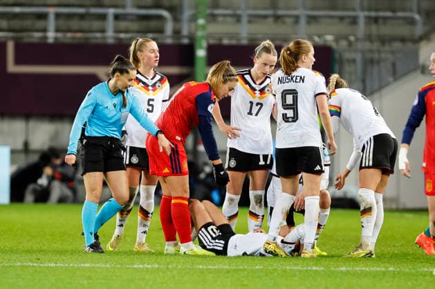 Elisa Senß, Senss (Deutschland, 20) verletzt am Boden , Fussball Frauen, UEFA Womens Nations League 2025, Finale 1. Spiel, Deutschland vs. Spanien, 28.11.2025, Fritz-Walter-Stadion, Kaiserslautern, Deutschland Kaiserslautern Fritz-Walter-Stadion Rheinland-Pfalz Deutschland Copyright: xGrantxHubbsx