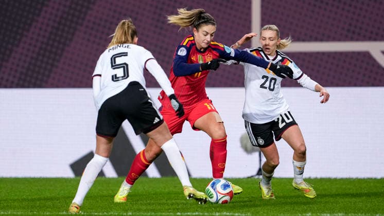 v.li.: Janina Minge (DFB-Frauen, 5), Alexia Putellas Segura (Spanien, 11), Elisa Senß (Senss, DFB-Frauen, 20), Zweikampf, Spielszene, Duell, duel, tackle, tackling, Dynamik, Action, Aktion, 28.11.2025, Kaiserslautern (Deutschland), Fussball, UEFA Women s Nations League, Finale, Hinspiel, Deutschland - Spanien, THE EVENT REGULATIONS PROHIBIT ANY USE OF PHOTOGRAPHS AS IMAGE SEQUENCES AND OR QUASI-VIDEO.