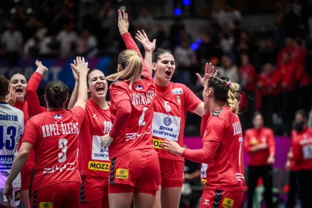 Jubel, Freude beim Team Serbien nach Sieg gegen Island GER, Serbien - Island, Handball Weltmeisterschaft, Vorrunde, Gruppe C, 28.11.2025 GER, Serbien - Island, Handball Weltmeisterschaft, Vorrunde, Gruppe C, 28.11.2025 Stuttgart Copyright: xSandyxDinkelackerx EP_SDR