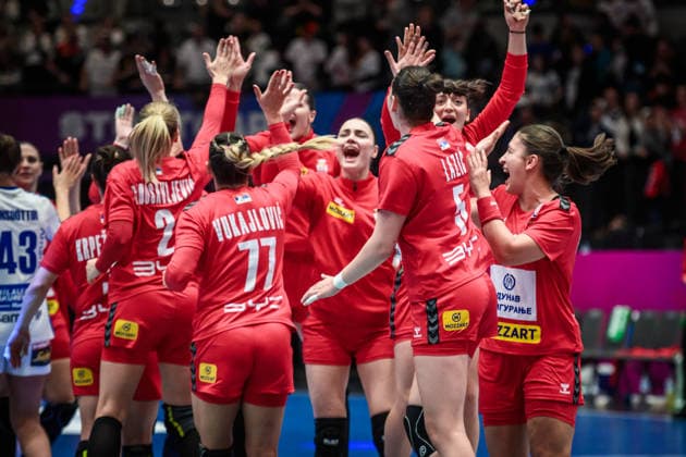 Jubel, Freude beim Team Serbien nach Sieg gegen Island GER, Serbien - Island, Handball Weltmeisterschaft, Vorrunde, Gruppe C, 28.11.2025 GER, Serbien - Island, Handball Weltmeisterschaft, Vorrunde, Gruppe C, 28.11.2025 Stuttgart Copyright: xSandyxDinkelackerx EP_SDR