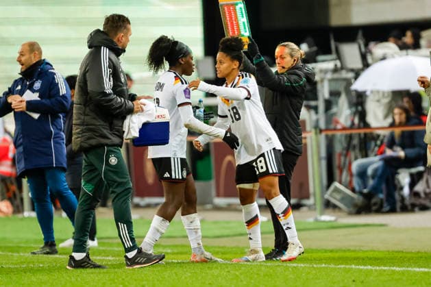 Shekiera Martinez (Deutschland, 18) kommt für Nicole Anyomi (Deutschland, 11) , Fussball Frauen, UEFA Womens Nations League 2025, Finale 1. Spiel, Deutschland vs. Spanien, 28.11.2025, Fritz-Walter-Stadion, Kaiserslautern, Deutschland Kaiserslautern Fritz-Walter-Stadion Rheinland-Pfalz Deutschland Copyright: xGrantxHubbsx