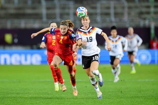 Irene Paredes (Spain) und Klara Buehl (Germany) kaempfen um den Ball, UEFA Women s Nations League 2025 Final First Leg, Germany v Spain, Fritz-Walter-Stadion am 28. November 2025 in Kaiserslautern, Deutschland. (Foto von Marco Steinbrenner DeFodi Images) Irene Paredes (Spain) und Klara Buehl (Germany) battle for the ball, UEFA Women s Nations League 2025 Final First Leg, Germany v Spain, Fritz-Walter-Stadion, November 28, 2025 in Kaiserslautern, Germany. (Photo by Marco Steinbrenner DeFodi Images)