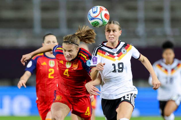 Irene Paredes (Spain) und Klara Buehl (Germany) kaempfen um den Ball, UEFA Women s Nations League 2025 Final First Leg, Germany v Spain, Fritz-Walter-Stadion am 28. November 2025 in Kaiserslautern, Deutschland. (Foto von Marco Steinbrenner DeFodi Images) Irene Paredes (Spain) und Klara Buehl (Germany) battle for the ball, UEFA Women s Nations League 2025 Final First Leg, Germany v Spain, Fritz-Walter-Stadion, November 28, 2025 in Kaiserslautern, Germany. (Photo by Marco Steinbrenner DeFodi Images)