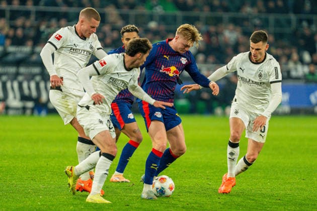 Conrad Harder (RB Leipzig, 11) im Duell mit Yannick Engelhardt (Borussia Moenchengladbach, 06) und Joe Scally (Borussia Moenchengladbach, 29) VfL Borussia Moenchengladbach vs. RB Leipzig, Fussball, 1. Bundesliga, 12. Spieltag, Saison 2025 2026, 28.11.2025 DFL REGULATIONS PROHIBIT ANY USE OF PHOTOGRAPHS AS IMAGE SEQUENCES AND OR QUASI-VIDEO VfL Borussia Moenchengladbach vs. RB Leipzig, Fussball, 1. Bundesliga, 12. Spieltag, Saison 2025 2026, 28.11.2025 Moenchengladbach Copyright: xEibner-Pressefoto J.xDerondeaux EP_JDU