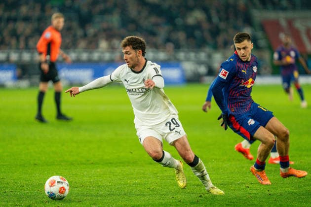 Joe Scally (Borussia Moenchengladbach, 29) am Ball VfL Borussia Moenchengladbach vs. RB Leipzig, Fussball, 1. Bundesliga, 12. Spieltag, Saison 2025 2026, 28.11.2025 DFL REGULATIONS PROHIBIT ANY USE OF PHOTOGRAPHS AS IMAGE SEQUENCES AND OR QUASI-VIDEO VfL Borussia Moenchengladbach vs. RB Leipzig, Fussball, 1. Bundesliga, 12. Spieltag, Saison 2025 2026, 28.11.2025 Moenchengladbach Copyright: xEibner-Pressefoto J.xDerondeaux EP_JDU