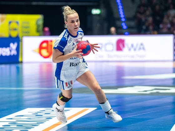 Sandra Erlingsdottir (Island, 21) am Ball, Serbien vs. Island, Handball, Weltmeisterschaft, Frauen, Spielzeit 2025 2026, 28.11.2025, Serbien vs. Island, Handball, Weltmeisterschaft, Frauen, Spielzeit 2025 2026, 28.11.2025 Stuttgart Copyright: xEibner-Pressefoto MichaelxSchmidx EP_MST