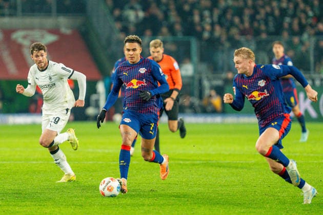 Am Ball Antonio Nusa (RB Leipzig, 07) daneben Joe Scally (Borussia Moenchengladbach, 29) und Conrad Harder (RB Leipzig, 11) VfL Borussia Moenchengladbach vs. RB Leipzig, Fussball, 1. Bundesliga, 12. Spieltag, Saison 2025 2026, 28.11.2025 DFL REGULATIONS PROHIBIT ANY USE OF PHOTOGRAPHS AS IMAGE SEQUENCES AND OR QUASI-VIDEO VfL Borussia Moenchengladbach vs. RB Leipzig, Fussball, 1. Bundesliga, 12. Spieltag, Saison 2025 2026, 28.11.2025 Moenchengladbach Copyright: xEibner-Pressefoto J.xDerondeaux EP_JDU