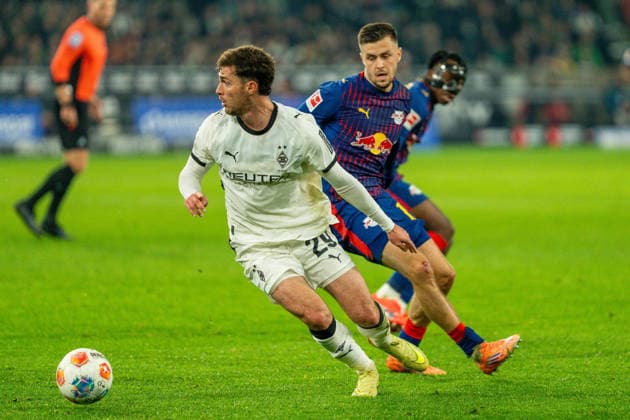 Joe Scally (Borussia Moenchengladbach, 29) am Ball VfL Borussia Moenchengladbach vs. RB Leipzig, Fussball, 1. Bundesliga, 12. Spieltag, Saison 2025 2026, 28.11.2025 DFL REGULATIONS PROHIBIT ANY USE OF PHOTOGRAPHS AS IMAGE SEQUENCES AND OR QUASI-VIDEO VfL Borussia Moenchengladbach vs. RB Leipzig, Fussball, 1. Bundesliga, 12. Spieltag, Saison 2025 2026, 28.11.2025 Moenchengladbach Copyright: xEibner-Pressefoto J.xDerondeaux EP_JDU
