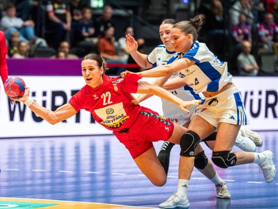 Jovana Jovovic (Serbien, 22) im Zweikampf mit Matthildur Lilja Jonsdottir (Island, 43), Serbien vs. Island, Handball, Weltmeisterschaft, Frauen, Spielzeit 2025 2026, 28.11.2025, Serbien vs. Island, Handball, Weltmeisterschaft, Frauen, Spielzeit 2025 2026, 28.11.2025 Stuttgart Copyright: xEibner-Pressefoto MichaelxSchmidx EP_MST