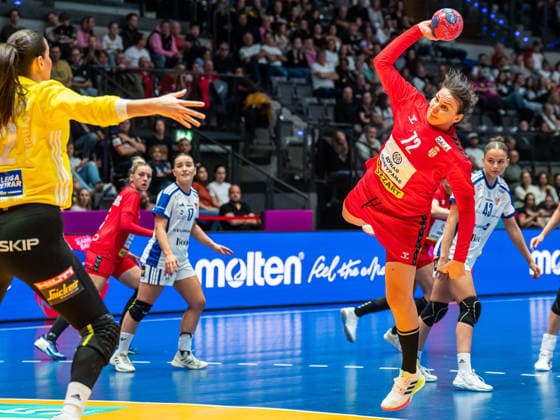Dragana Cvijic (Serbien, 72) kommt am Kreis frei zum Wurf, Serbien vs. Island, Handball, Weltmeisterschaft, Frauen, Spielzeit 2025 2026, 28.11.2025, Serbien vs. Island, Handball, Weltmeisterschaft, Frauen, Spielzeit 2025 2026, 28.11.2025 Stuttgart Copyright: xEibner-Pressefoto MichaelxSchmidx EP_MST