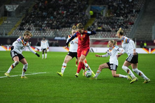 UEFA WOMEN S NATIONS LEAGUE: Deutschland vs Spanien, 28.11.025 Alexia Putellas (Spanien, 11) die sich gegen vier deutsche durchsetzt, Janina Minge (Deutschland, 5), Klara Bühl (Deutschland, 19), Elisa Senß (Deutschland, 20) und Giulia Gwinn (Deutschland, 7) UEFA WOMEN S NATIONS LEAGUE: Deutschland vs Spanien, Fritz-Walter-Stadion, 28.11.025 DFB DFL REGULATIONS PROHIBIT ANY USE OF PHOTOGRAPHS AS IMAGE SEQUENCES AND OR QUASI-VIDEO. Copyright: xBEAUTIFULxSPORTS Boscox