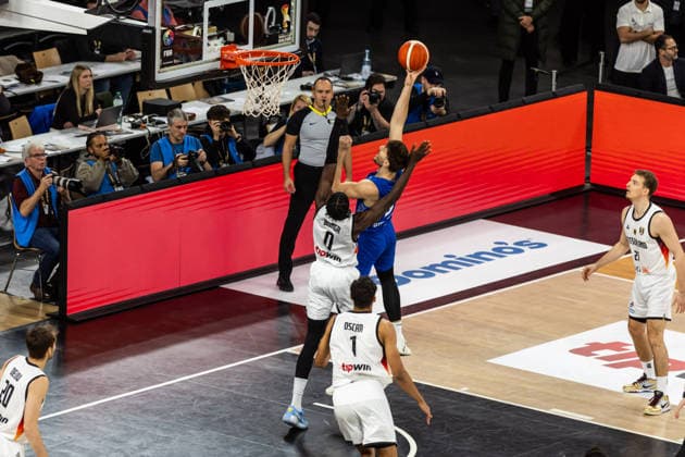 GER, FIBA Basketball World Cup 2027, European Qualifiers, Deutschland-Israel. 28.11.2025, Ratiopharm Arena, Neu-Ulm, GER, FIBA Basketball World Cup 2027, European Qualifiers, Deutschland-Israel. Roman Sorkin (Israel, No9), Isaac Bonga (Deutschland, No0) Â Foto: Alexander Trienitz Neu-Ulm Ratiopharm Arena Bayern Deutschland