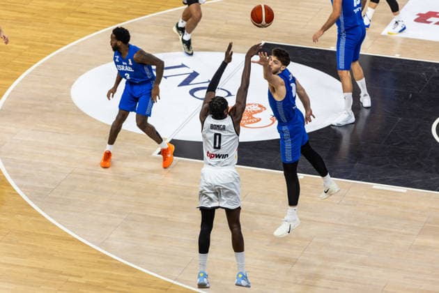 GER, FIBA Basketball World Cup 2027, European Qualifiers, Deutschland-Israel. 28.11.2025, Ratiopharm Arena, Neu-Ulm, GER, FIBA Basketball World Cup 2027, European Qualifiers, Deutschland-Israel. Isaac Bonga (Deutschland, No0) Â Foto: Alexander Trienitz Neu-Ulm Ratiopharm Arena Bayern Deutschland