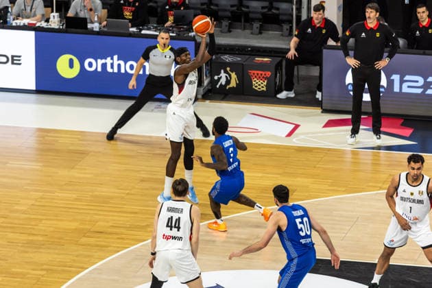 GER, FIBA Basketball World Cup 2027, European Qualifiers, Deutschland-Israel. 28.11.2025, Ratiopharm Arena, Neu-Ulm, GER, FIBA Basketball World Cup 2027, European Qualifiers, Deutschland-Israel. Isaac Bonga (Deutschland, No0) Â Foto: Alexander Trienitz Neu-Ulm Ratiopharm Arena Bayern Deutschland